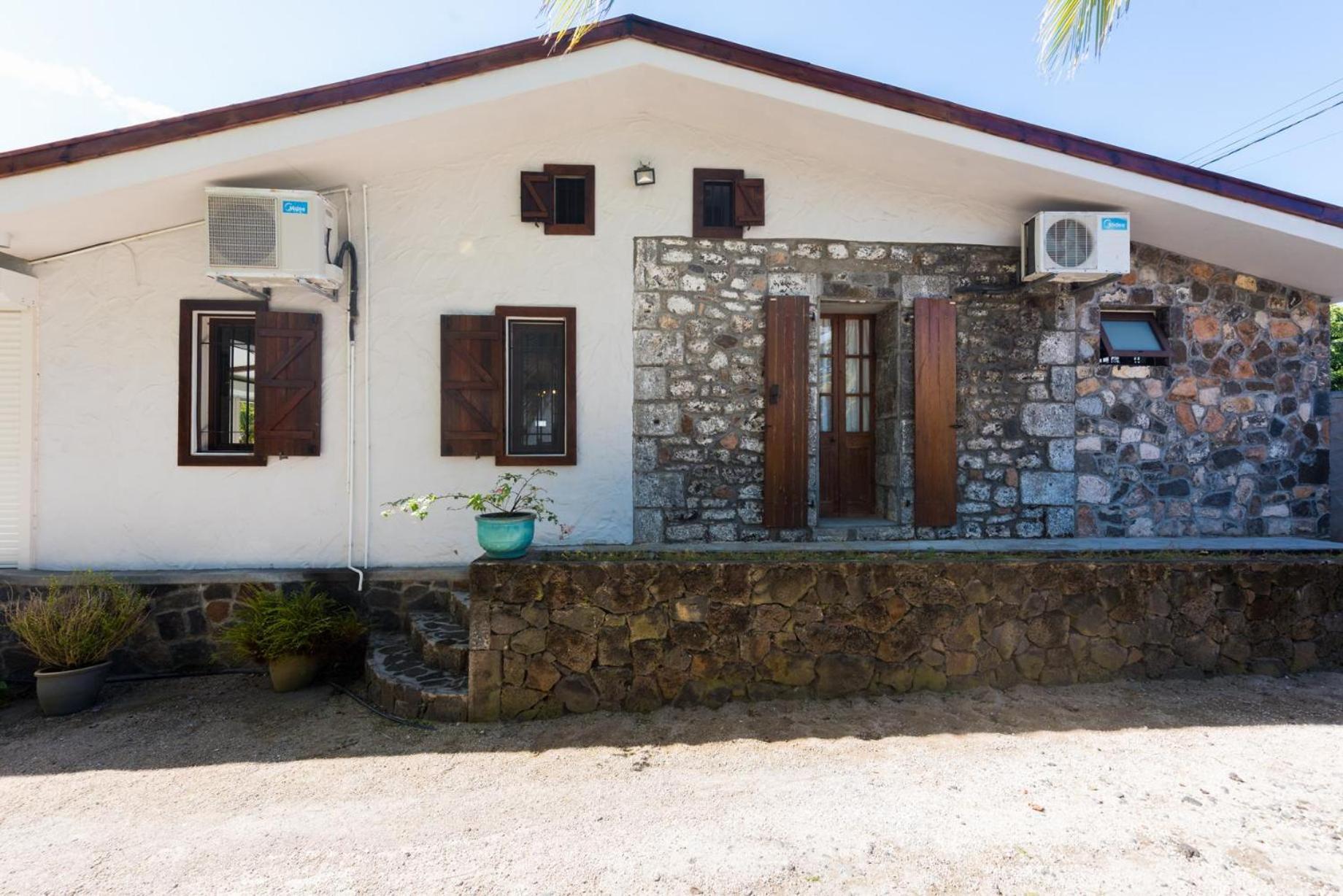 Quaint 4-Bedroom Beach Villa In A Fishing Village Grand Gaube Exterior photo