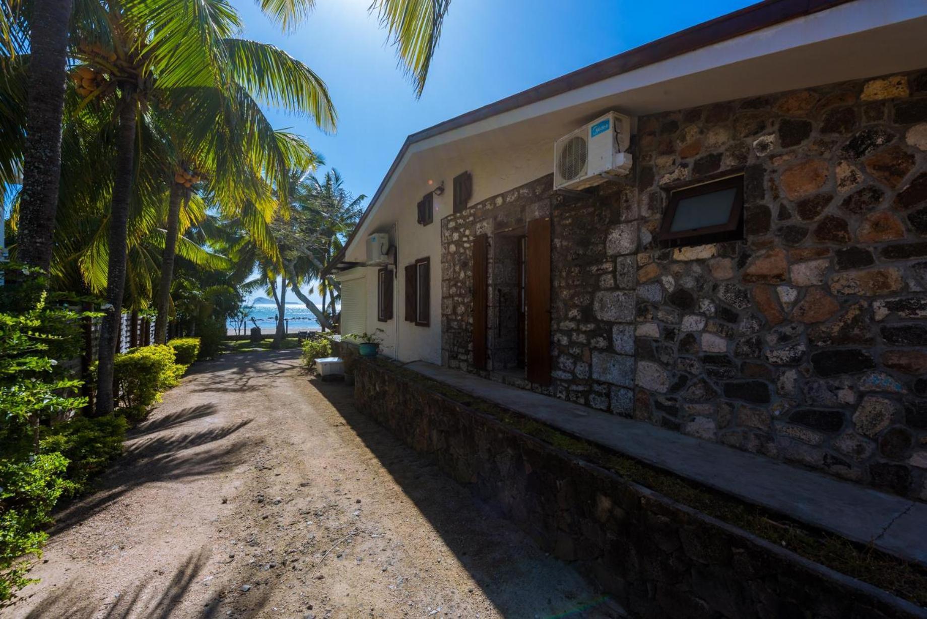 Quaint 4-Bedroom Beach Villa In A Fishing Village Grand Gaube Exterior photo